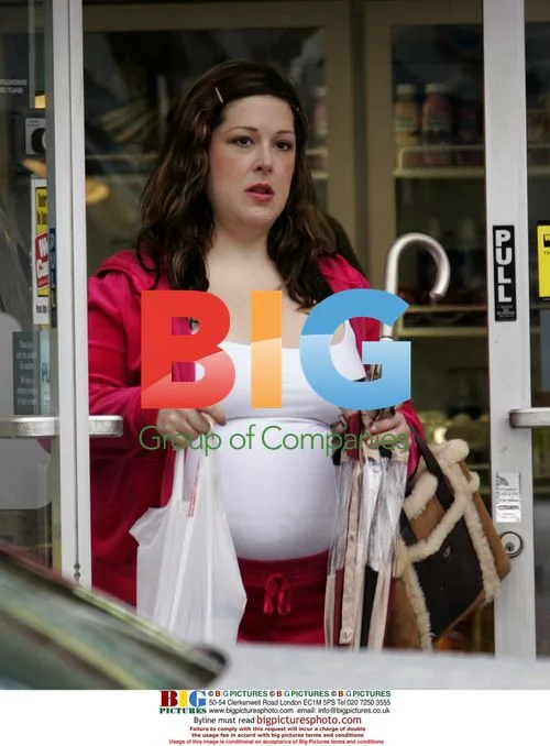 Pregnant singer Carnie Wilson dodges rain in L.A.