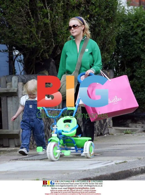 Gail Porter Hipgrave and daughter Honey shopping