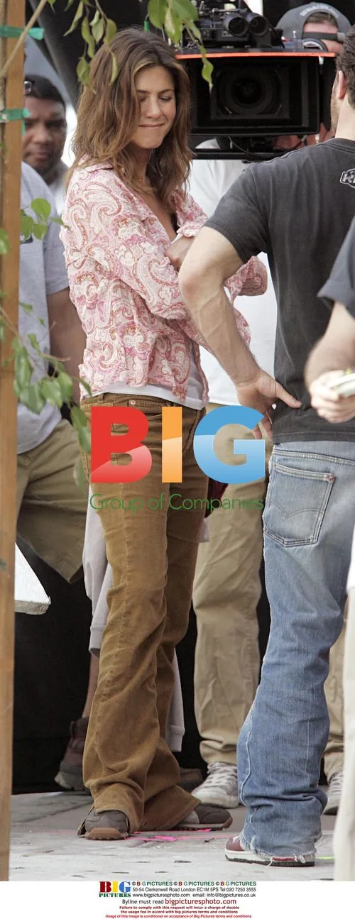 Jennifer Aniston on set after Pitt split