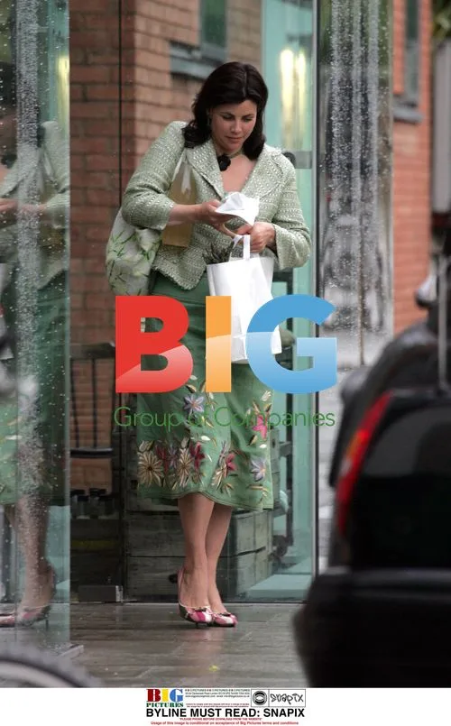 Kirsty Allsopp shops at healthy food store