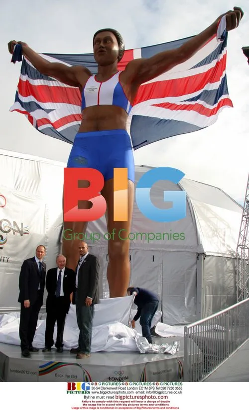 Ken Livingstone and Steve Redgrave unveil Olympic statue