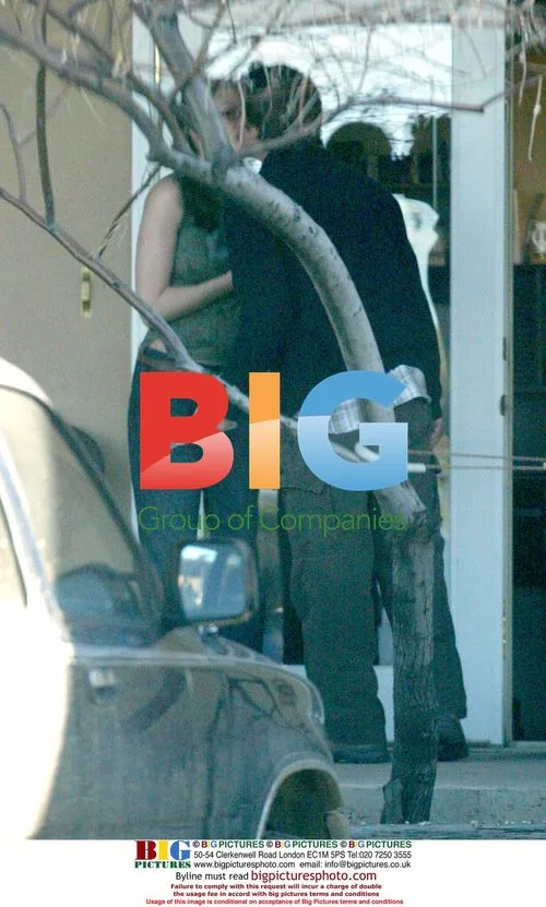 Julia Roberts and Danny Moder kiss in New Mexico