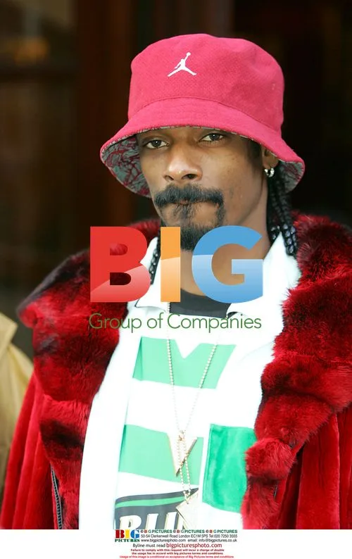 Snoop Doggy Dog leaves London hotel