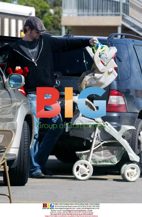 Mira Sorvino's husband helps with stroller