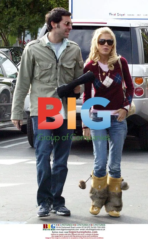Tori Spelling shopping with husband